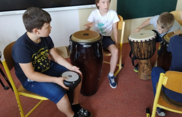 Muzikoterapie ve 4. B s panem asistentem Tomášem Obrem